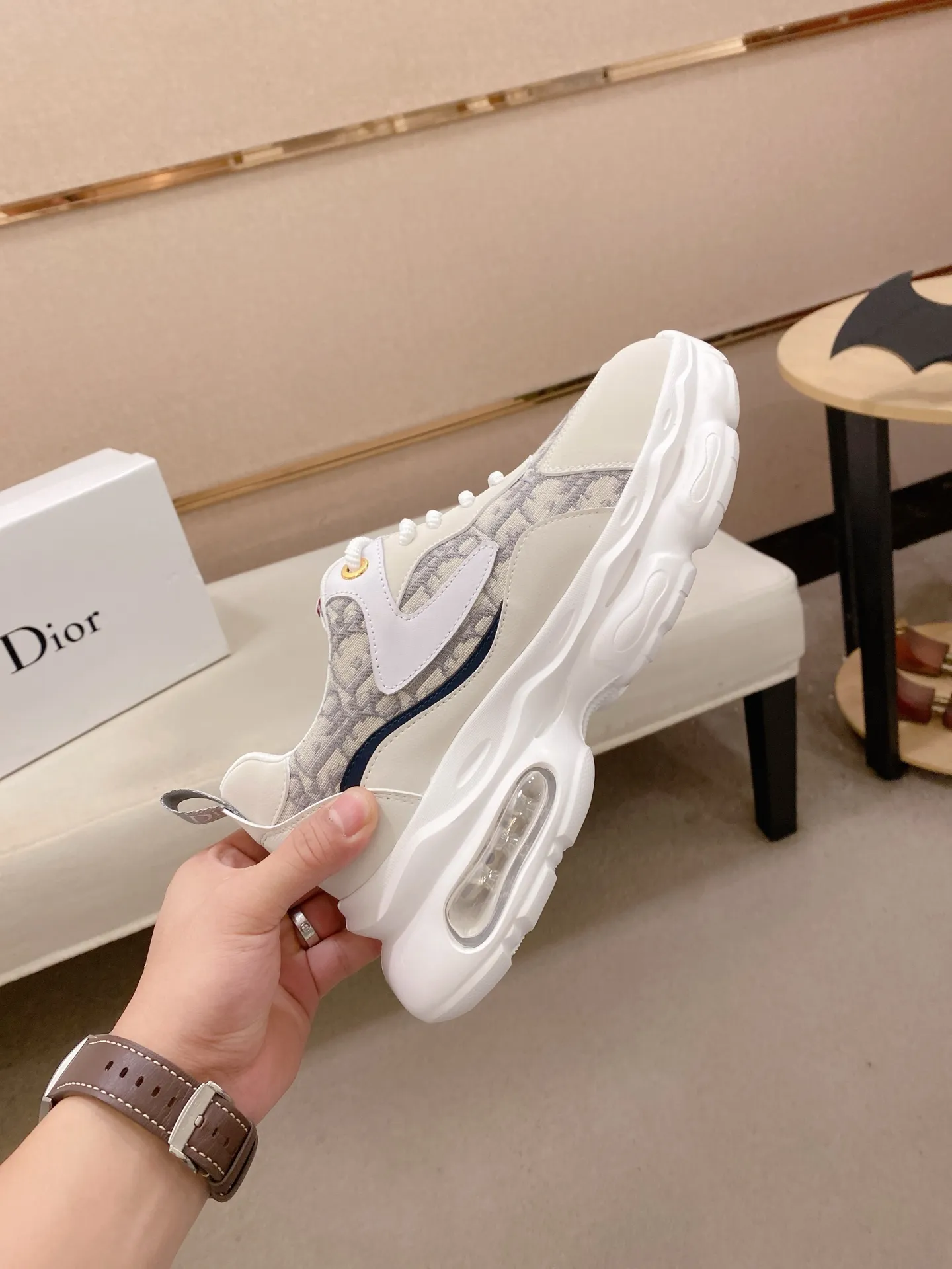 Men's shoes💰 462💰🇮🇹🇮🇹Dior d The new model is on sale at the same time at the counter. The upper 🇮🇹 is imported Italian first-layer cowhide, and the lining is fully imported sheepskin 💪💪. It is a complete 1⃣️ to 1⃣️ replica 🇮🇹💪💪, ⚠ Sole: The original sole is specially provided by the original factory. The exclusive movable molded sole is super comfortable. ⚠Original factory single goods, 🔍🔍high quality, you can enter and leave the counter at will, welcome to compare⚠. Code number:38-44